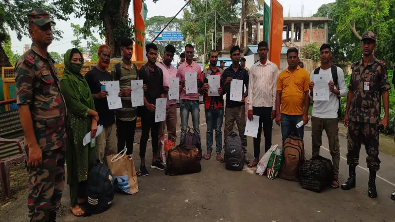 ভারতে কারাভোগ শেষে আখাউড়া সীমান্ত পথে দেশে ফিরলেন ১১ বাংলাদেশি ভারতে কারাভোগ শেষে আখাউড়া সীমান্ত পথে দেশে ফিরলেন ১১ বাংলাদেশি