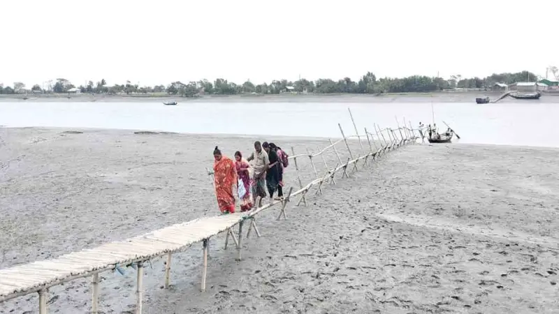 বাঁশের সাঁকো যেন প্রতিদিনের মৃত্যুঝুঁকি বাঁশের সাঁকো যেন প্রতিদিনের মৃত্যুঝুঁকি
