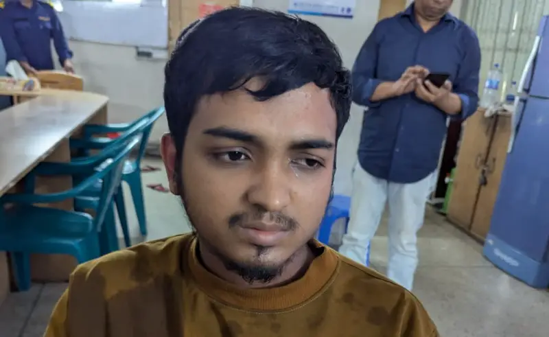 চট্টগ্রামের নিষিদ্ধ ছাত্রলীগ নেতাকে আটক করে পুলিশে দিল ঢাকা কলেজ ছাত্রদল চট্টগ্রামের নিষিদ্ধ ছাত্রলীগ নেতাকে আটক করে পুলিশে দিল ঢাকা কলেজ ছাত্রদল