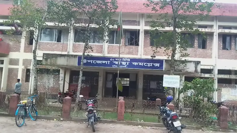 হাতিয়ায় হাসপাতালে বেড়েছে দালালদের দৌরাত্ম্য, রোগীরা দালালদের খপ্পরে পড়ে হারাচ্ছেন সর্বস্ব হাতিয়ায় হাসপাতালে বেড়েছে দালালদের দৌরাত্ম্য, রোগীরা দালালদের খপ্পরে পড়ে হারাচ্ছেন সর্বস্ব