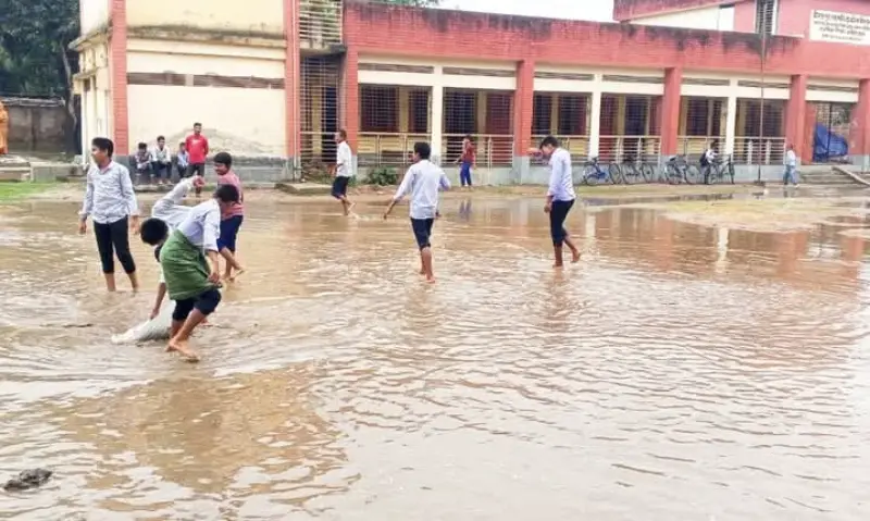 বিদ্যালয়ের মাঠে জলাবদ্ধতা, শিক্ষক-শিক্ষার্থীদের ভোগান্তি বিদ্যালয়ের মাঠে জলাবদ্ধতা, শিক্ষক-শিক্ষার্থীদের ভোগান্তি