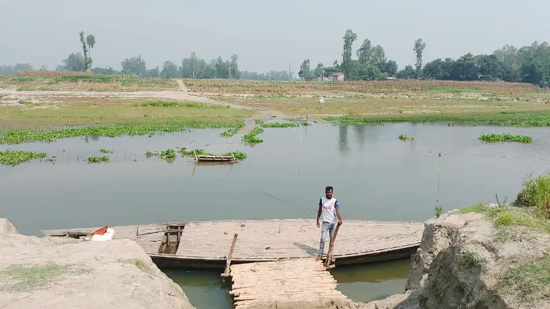 পলাশবাড়ীর ঋষিঘাটে পারাপারে নৌকাই ভরসা ৩০ গ্রামের মানুষের পলাশবাড়ীর ঋষিঘাটে পারাপারে নৌকাই ভরসা ৩০ গ্রামের মানুষের