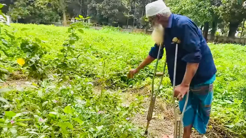 ২০ বছর ধরে স্ত্রীর কবরের পাশে রাত কাটাচ্ছেন রাজশাহীর শাহজাহান মিয়া ২০ বছর ধরে স্ত্রীর কবরের পাশে রাত কাটাচ্ছেন রাজশাহীর শাহজাহান মিয়া