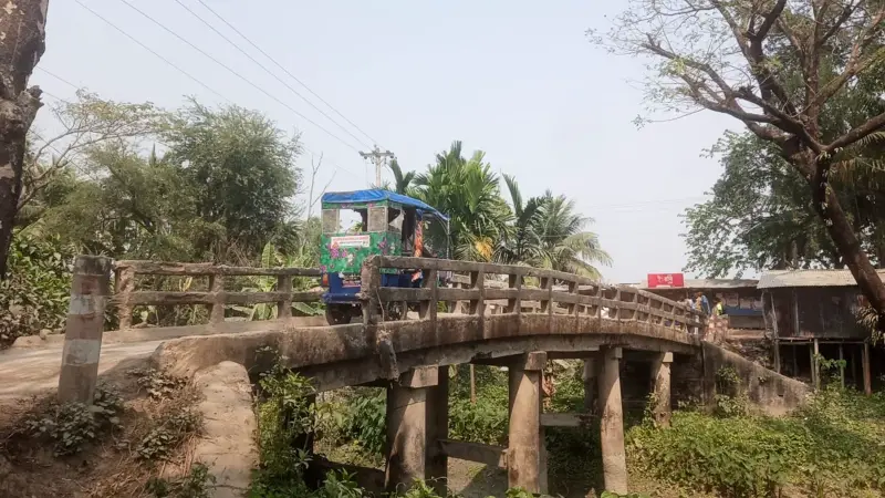 যানবাহন উঠলে থরথর করে কাঁপে সেতু, ভেঙে পড়ার শঙ্কা! যানবাহন উঠলে থরথর করে কাঁপে সেতু, ভেঙে পড়ার শঙ্কা!