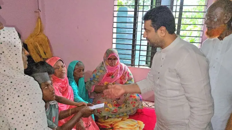 বজ্রপাতে মারা যাওয়া মোকাররমের পরিবারের পাশে বিএনপি নেতা আজাদ বজ্রপাতে মারা যাওয়া মোকাররমের পরিবারের পাশে বিএনপি নেতা আজাদ