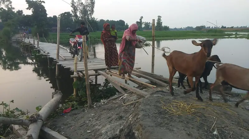 সাঁকো ভাঙে বারবার, ব্রিজ আসে না একবার সাঁকো ভাঙে বারবার, ব্রিজ আসে না একবার