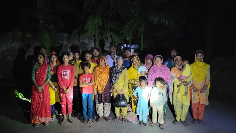 ফুলবাড়ী সীমান্তপথে ২৪ বাংলাদেশিকে ফেরত দিল বিএসএফ ফুলবাড়ী সীমান্তপথে ২৪ বাংলাদেশিকে ফেরত দিল বিএসএফ