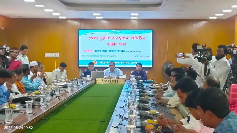 ধেয়ে আসছে ঘূর্ণিঝড় ধেয়ে আসছে ঘূর্ণিঝড়