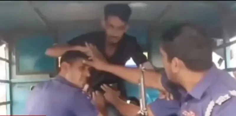 আটক ছাত্রদল নেতাকে পুলিশের ভ্যান থেকে ছিনিয়ে নিলো সহযোগীরা আটক ছাত্রদল নেতাকে পুলিশের ভ্যান থেকে ছিনিয়ে নিলো সহযোগীরা