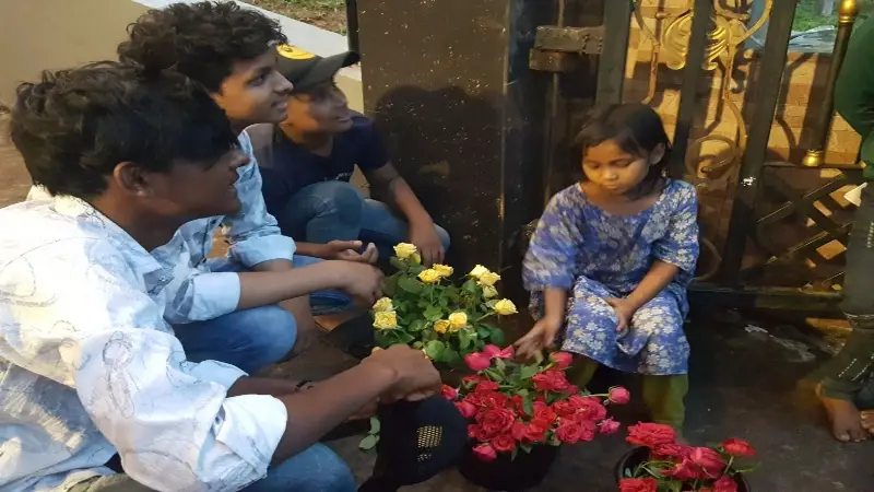 ফুল বিক্রি করে সংসার চালায় ৫ বছরের জান্নাত ফুল বিক্রি করে সংসার চালায় ৫ বছরের জান্নাত