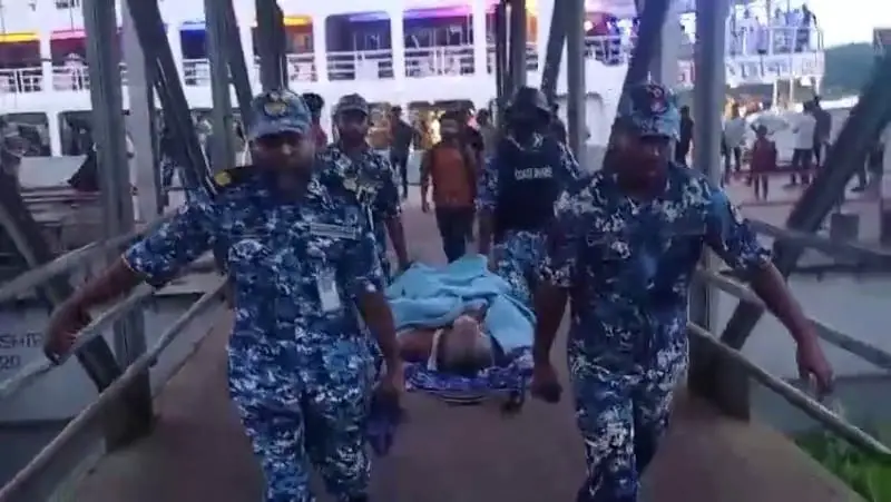 মাঝনদীতে যাত্রীর জীবন বাঁচালো কোস্ট গার্ড, প্রশংসায় ভাসছে টিম মাঝনদীতে যাত্রীর জীবন বাঁচালো কোস্ট গার্ড, প্রশংসায় ভাসছে টিম