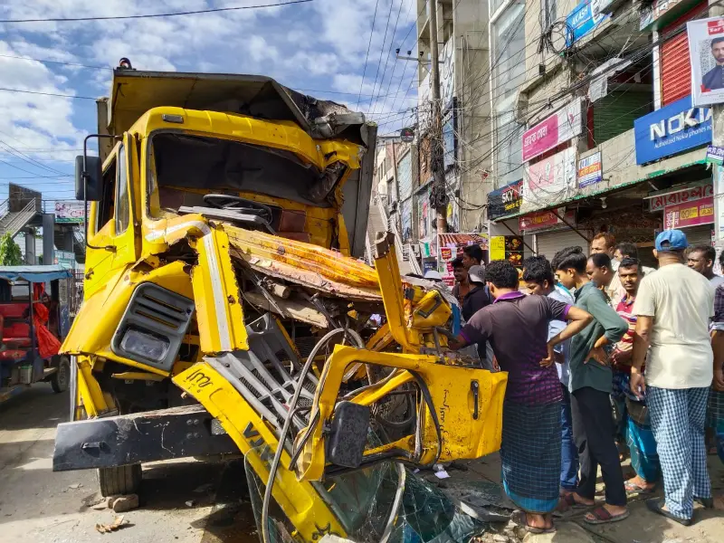 নোয়াখালীতে সড়ক দুর্ঘটনায় দুমড়ে মুচড়ে গেছে ট্রাক, আহত ১