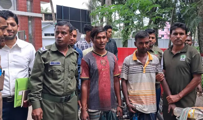 সুন্দরবন থেকে হরিণের চামড়া ও মাথাসহ আটক দুই