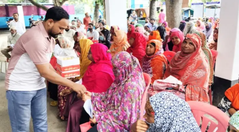 জামায়াত নেতা এটিএম আজহার খালাস পাওয়ায় রাজশাহীতে মিষ্টি বিতরণ