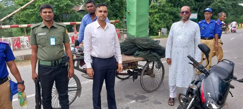 ডাসারে অবৈধ চায়না জাল দুয়ারী জব্দ ডাসারে অবৈধ চায়না জাল দুয়ারী জব্দ