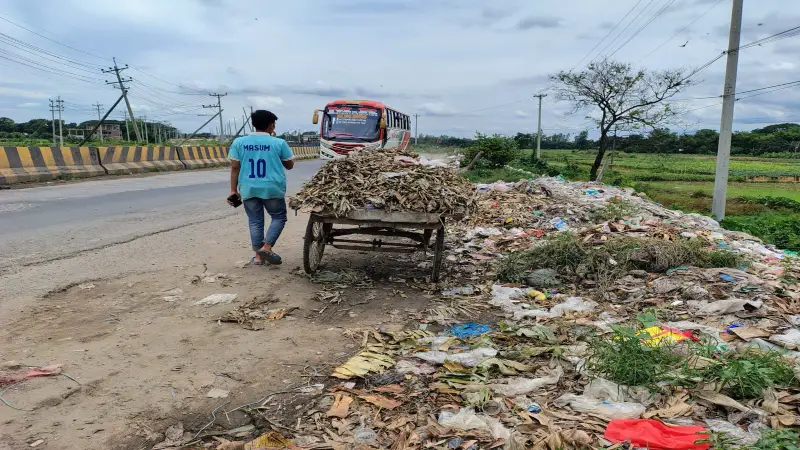 বেলাবর বারৈচা বাসস্ট্যান্ডে মহাসড়কের পাশে ময়লার ভাগাড়