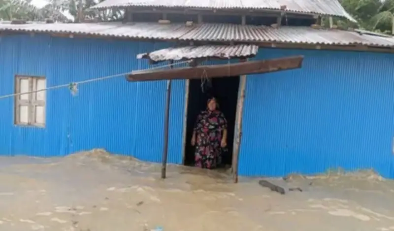 ভোলায় পানির নিচে তলিয়ে গেছে গ্রামের পর গ্রাম, আতঙ্কে উপকূলবাসী ভোলায় পানির নিচে তলিয়ে গেছে গ্রামের পর গ্রাম, আতঙ্কে উপকূলবাসী