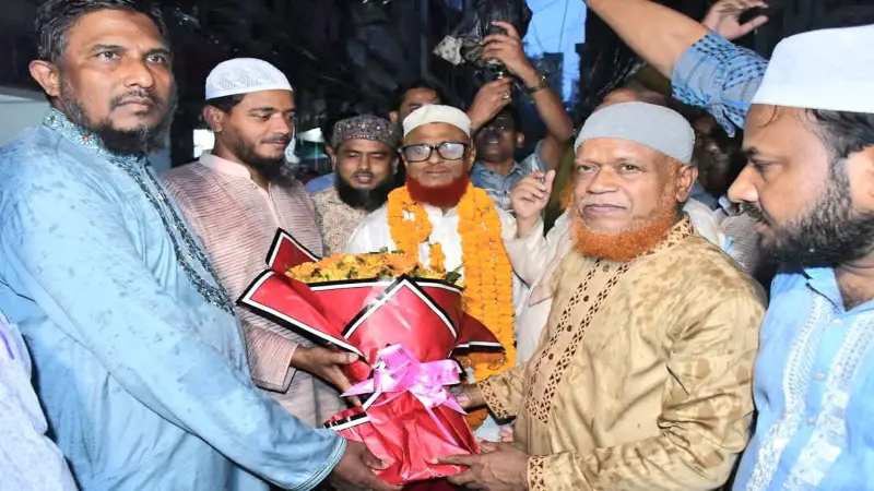 ফুলেল শুভেচ্ছায় সিক্ত হলেন জামায়াত নেতা এটিএম আজহারুল ইসলাম ফুলেল শুভেচ্ছায় সিক্ত হলেন জামায়াত নেতা এটিএম আজহারুল ইসলাম