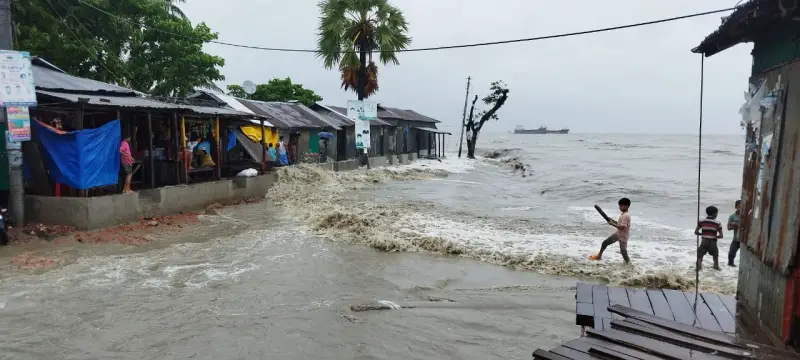 দুর্যোগপূর্ণ আবহাওয়ায় অস্বাভাবিক জোয়ারের পানিতে নিঝুমদ্বীপসহ হাতিয়ার নিম্নাঞ্চল প্লাবিত দুর্যোগপূর্ণ আবহাওয়ায় অস্বাভাবিক জোয়ারের পানিতে নিঝুমদ্বীপসহ হাতিয়ার নিম্নাঞ্চল প্লাবিত