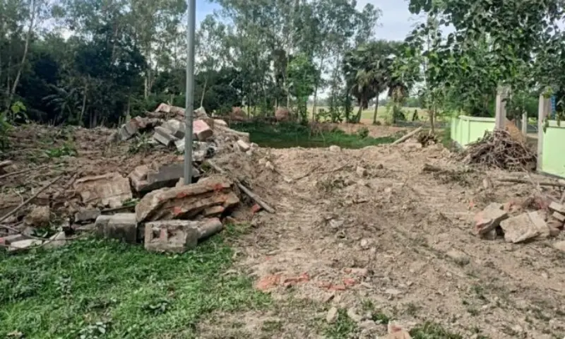 উল্লাপাড়ায় আ. লীগ নেতার বাবা দাদাসহ ৪ কবর গুড়িয়ে দেয়ার গুজব উল্লাপাড়ায় আ. লীগ নেতার বাবা দাদাসহ ৪ কবর গুড়িয়ে দেয়ার গুজব
