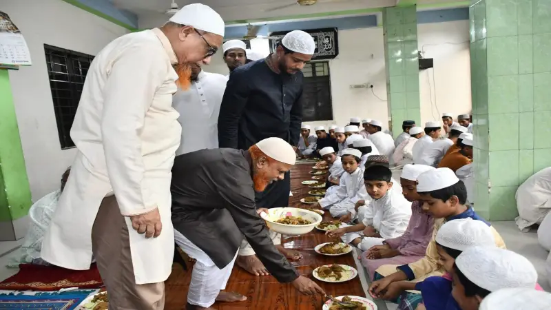 জামায়াত নেতা আজহারুল ইসলামের কারা মুক্তিতে এতিম শিশুদের সঙ্গে মধ্যাহ্নভোজ জামায়াত নেতা আজহারুল ইসলামের কারা মুক্তিতে এতিম শিশুদের সঙ্গে মধ্যাহ্নভোজ