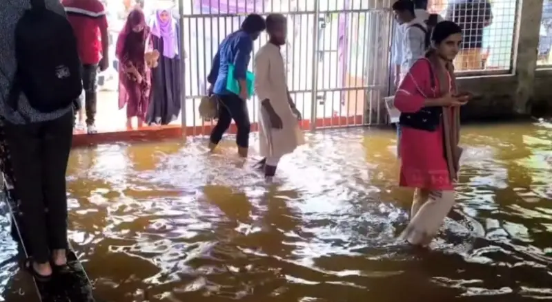 পানিতে বসে অর্নাস ভর্তি পরীক্ষা দিয়েছে ভিক্টোরিয়া কলেজের শিক্ষার্থীরা পানিতে বসে অর্নাস ভর্তি পরীক্ষা দিয়েছে ভিক্টোরিয়া কলেজের শিক্ষার্থীরা