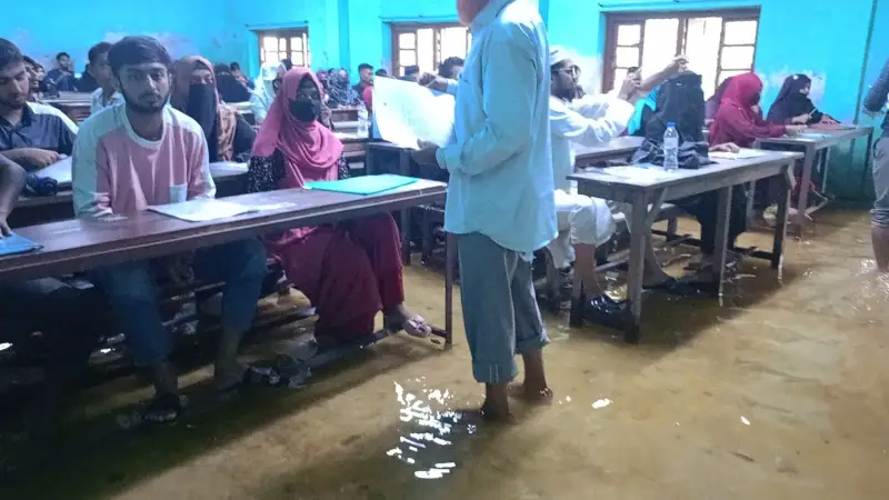 পানিতে পরীক্ষা দিলো শিক্ষার্থীরা পানিতে পরীক্ষা দিলো শিক্ষার্থীরা