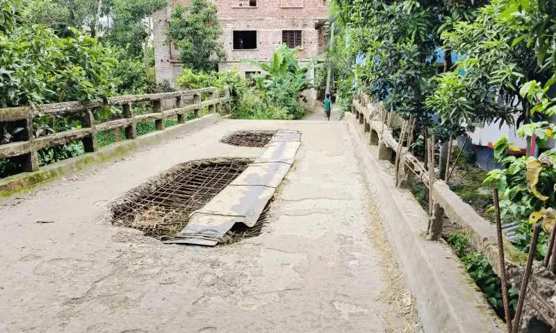 কুমিল্লার তিতাসে সেতুর মাঝখানে বড় গর্ত, ঝুঁকি নিয়ে চলছে পারাপার কুমিল্লার তিতাসে সেতুর মাঝখানে বড় গর্ত, ঝুঁকি নিয়ে চলছে পারাপার