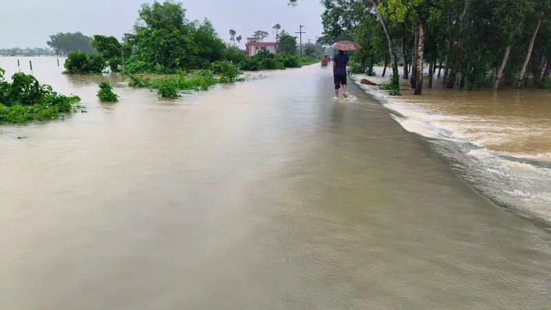 আখাউড়ায় বন্যা পরিস্থিতি অবনতি, আখাউড়া-আগরতলা আন্তর্জাতিক সড়কে পানি