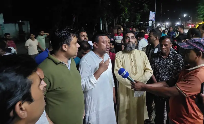 নীলফামারীতে আইনজীবীকে গ্রেপ্তার কেন্দ্র করে পুলিশ সুপারের কার্যালয় ঘেরাও, সেনাবাহিনী হস্তক্ষেপে পরিস্থিতি নিয়ন্ত্রণে নীলফামারীতে আইনজীবীকে গ্রেপ্তার কেন্দ্র করে পুলিশ সুপারের কার্যালয় ঘেরাও, সেনাবাহিনী হস্তক্ষেপে পরিস্থিতি নিয়ন্ত্রণে