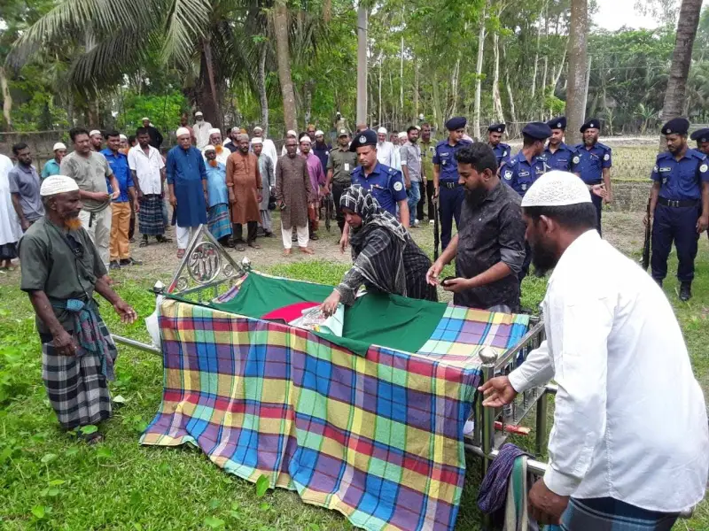 তালতলীতে গার্ড অব অনারে বিদায় জানানো হলো বীর মুক্তিযোদ্ধা আ. মান্নানকে তালতলীতে গার্ড অব অনারে বিদায় জানানো হলো বীর মুক্তিযোদ্ধা আ. মান্নানকে