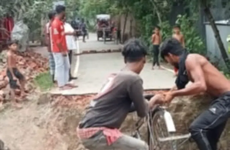 টানাবৃষ্টির কারণে সেতু ভেঙে পড়েছে, ১৫টি গ্রামের সঙ্গে সড়ক যোগাযোগ বন্ধ টানাবৃষ্টির কারণে সেতু ভেঙে পড়েছে, ১৫টি গ্রামের সঙ্গে সড়ক যোগাযোগ বন্ধ