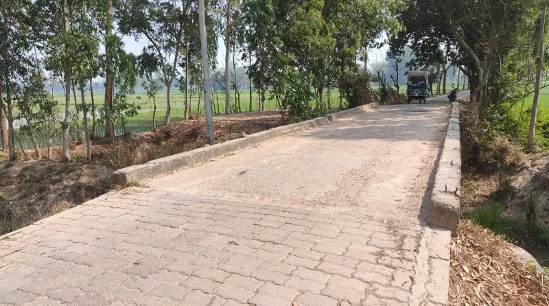 রায়গঞ্জের বড়খাড়ি খালের ঝুঁকিপূর্ণ সেতু দিয়ে চলছে যানবাহন ও পথচারী রায়গঞ্জের বড়খাড়ি খালের ঝুঁকিপূর্ণ সেতু দিয়ে চলছে যানবাহন ও পথচারী