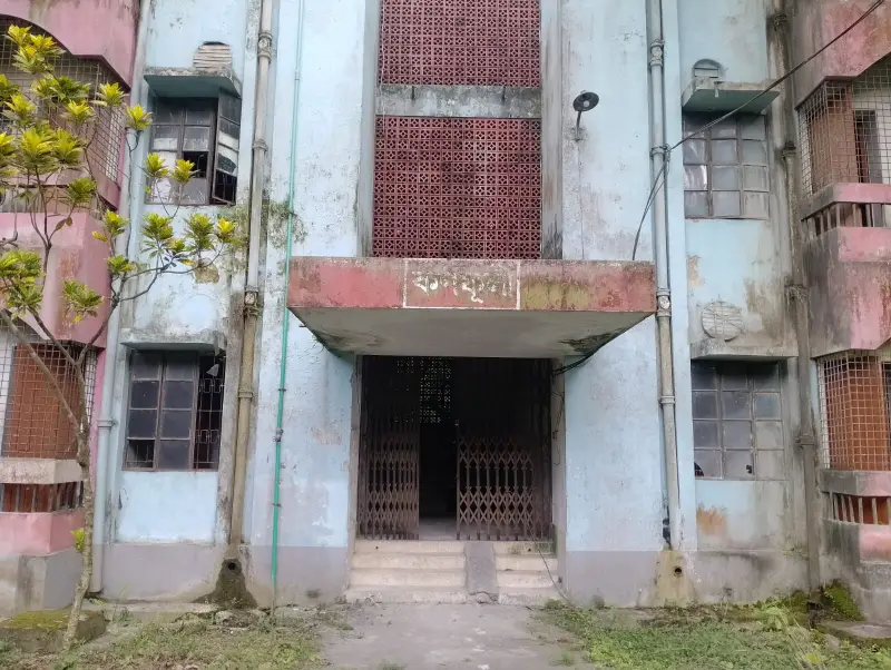 সরকারি নীতিতে ইবির বছরে ক্ষতি ৮০ লাখ, নষ্ট হচ্ছে কোটি টাকার ভবন সরকারি নীতিতে ইবির বছরে ক্ষতি ৮০ লাখ, নষ্ট হচ্ছে কোটি টাকার ভবন