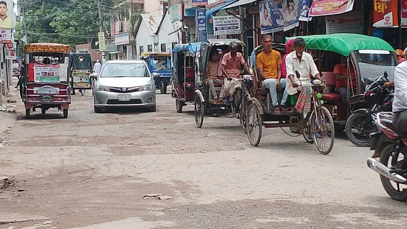 পাবনার গুরুত্বপূর্ণ সদর হাসপাতাল সড়ক খানাখন্দে ভরা 