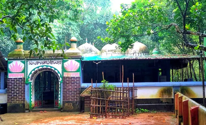 ইতিহাসের এক নীরব সাক্ষী রংপুরের লালদিঘী নয় গম্বুজ মসজিদ!