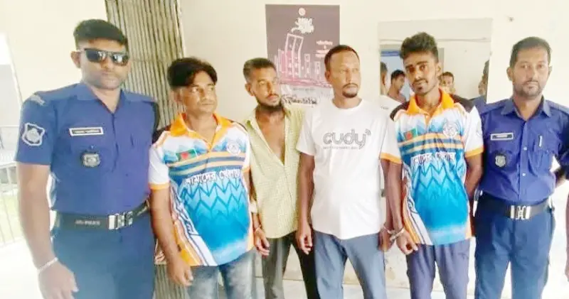 গরুর হাটে চাঁদাবাজি করতে গিয়ে চারজন গ্রেপ্তার গরুর হাটে চাঁদাবাজি করতে গিয়ে চারজন গ্রেপ্তার