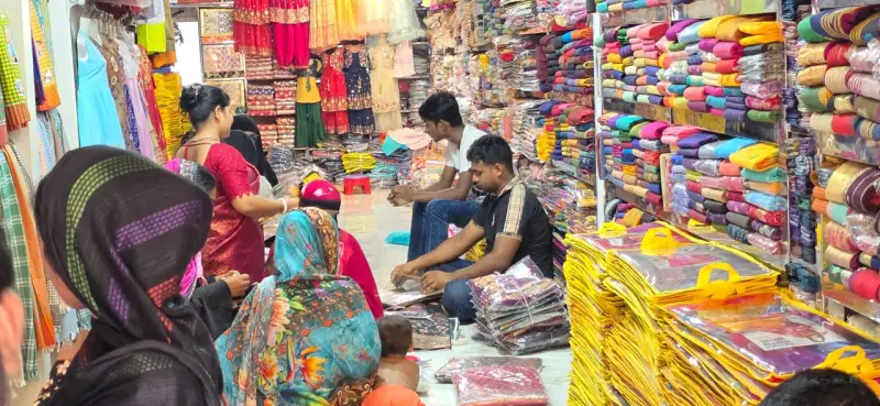 বিপনী বিতানগুলোতে নারী, শিশু, কিশোর-কিশোরীদের পোশাক বেশি বিক্রি হচ্ছে বিপনী বিতানগুলোতে নারী, শিশু, কিশোর-কিশোরীদের পোশাক বেশি বিক্রি হচ্ছে