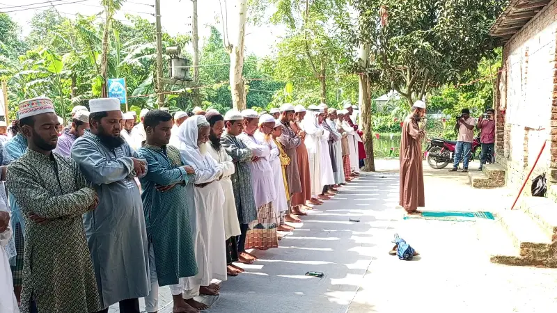 লালমনিরহাটে সৌদি আরবের সঙ্গে মিল রেখে ঈদুল আজহা উদযাপন লালমনিরহাটে সৌদি আরবের সঙ্গে মিল রেখে ঈদুল আজহা উদযাপন