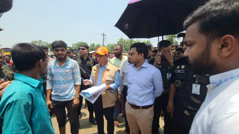 সাড়ে ৩০০ টাকার ভাড়া নিলো ৭০০: ইউএনও’র নির্দেশে যাত্রীদের বাড়তি ভাড়া ফেরত দিল বাস সুপারভাইজার সাড়ে ৩০০ টাকার ভাড়া নিলো ৭০০: ইউএনও’র নির্দেশে যাত্রীদের বাড়তি ভাড়া ফেরত দিল বাস সুপারভাইজার