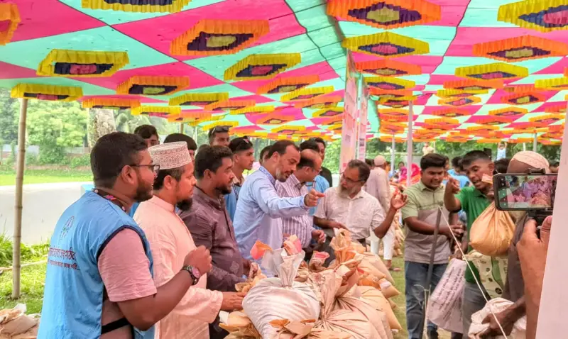 ঈদ উপলক্ষে দুই টাকায় ঈদ সামগ্রী নিলেন শতাধিক পরিবার ঈদ উপলক্ষে দুই টাকায় ঈদ সামগ্রী নিলেন শতাধিক পরিবার