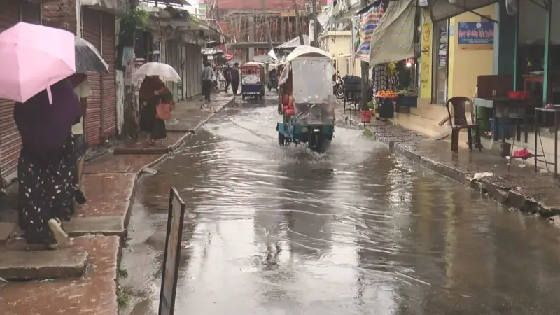 একটু বৃষ্টিতেই জলাবদ্ধতা মাদারীপুর পৌরসভার বিভিন্ন এলাকায়