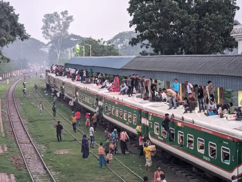 জীবনের ঝুঁকি নিয়ে ট্রেনের ছাদে ঘরমুখ মানুষের ঈদ যাত্রা জীবনের ঝুঁকি নিয়ে ট্রেনের ছাদে ঘরমুখ মানুষের ঈদ যাত্রা
