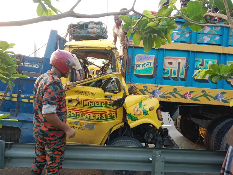 মাওয়া এক্সপ্রেসওয়েতে দুই ট্রাকের সংঘর্ষে আহত ১০ মাওয়া এক্সপ্রেসওয়েতে দুই ট্রাকের সংঘর্ষে আহত ১০