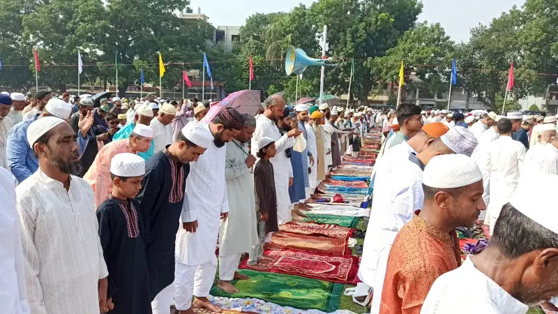 ঠাকুরগাঁওয়ে উৎসবমুখর ঈদুল আযহা, ধর্মীয় ভাবগাম্ভীর্যে উদযাপিত জামাত ঠাকুরগাঁওয়ে উৎসবমুখর ঈদুল আযহা, ধর্মীয় ভাবগাম্ভীর্যে উদযাপিত জামাত