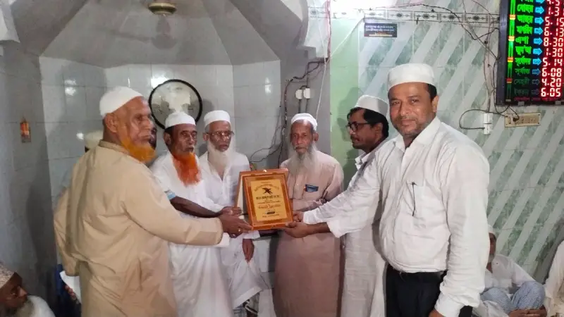 ইমামকে রাজকীয় বিদায় সংবর্ধনা ইমামকে রাজকীয় বিদায় সংবর্ধনা
