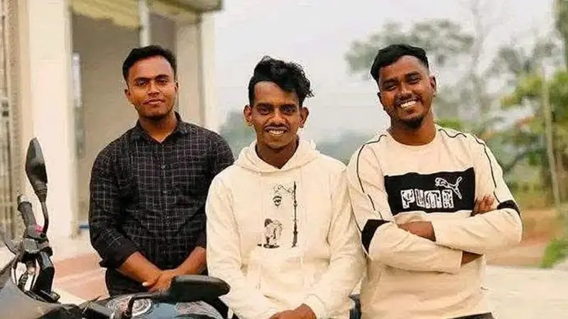 নরসিংদীতে সড়ক দুর্ঘটনায় তিন বন্ধুর মৃত্যু