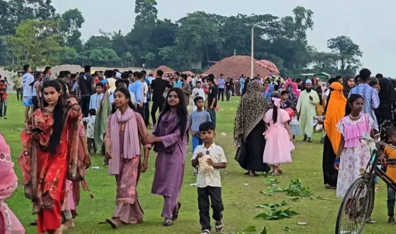 গরম উপেক্ষা করে মেঘনা নদীর পাড়ে দর্শনার্থীদের ভিড় গরম উপেক্ষা করে মেঘনা নদীর পাড়ে দর্শনার্থীদের ভিড়