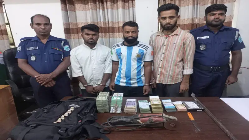 ব্যাংকের ভল্ট থেকে ১৫ লাখ টাকা চুরি, নাইটগার্ডসহ তিনজন গ্রেপ্তার ব্যাংকের ভল্ট থেকে ১৫ লাখ টাকা চুরি, নাইটগার্ডসহ তিনজন গ্রেপ্তার