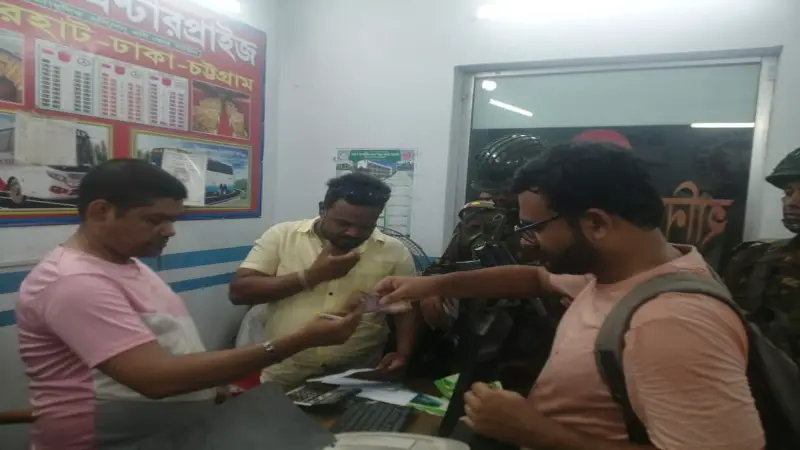 জয়পুরহাটে অতিরিক্ত ভাড়া আদায়ের অভিযোগে সেনাবাহিনীর অভিযান, শতাধিক যাত্রীকে টাকা ফেরত জয়পুরহাটে অতিরিক্ত ভাড়া আদায়ের অভিযোগে সেনাবাহিনীর অভিযান, শতাধিক যাত্রীকে টাকা ফেরত